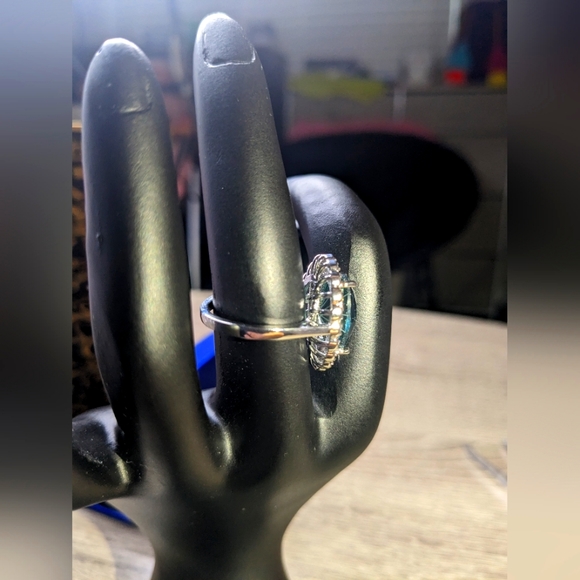 New 925 Sterling Silver Ring with Brazilian Green Simulated Diamond. - Picture 7 of 9